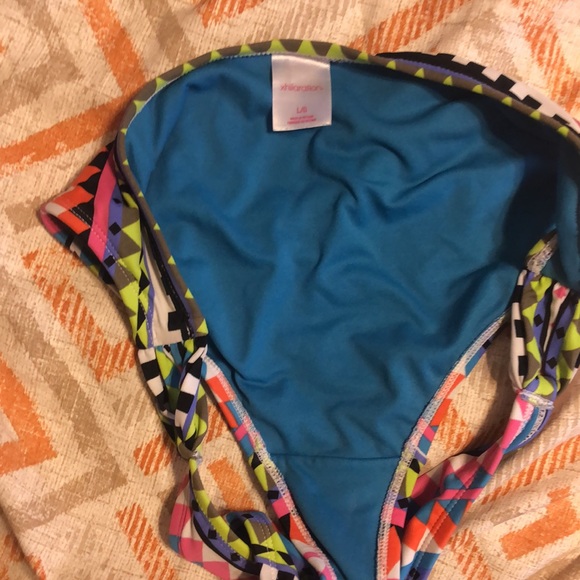 Colorful bikini - Picture 3 of 8